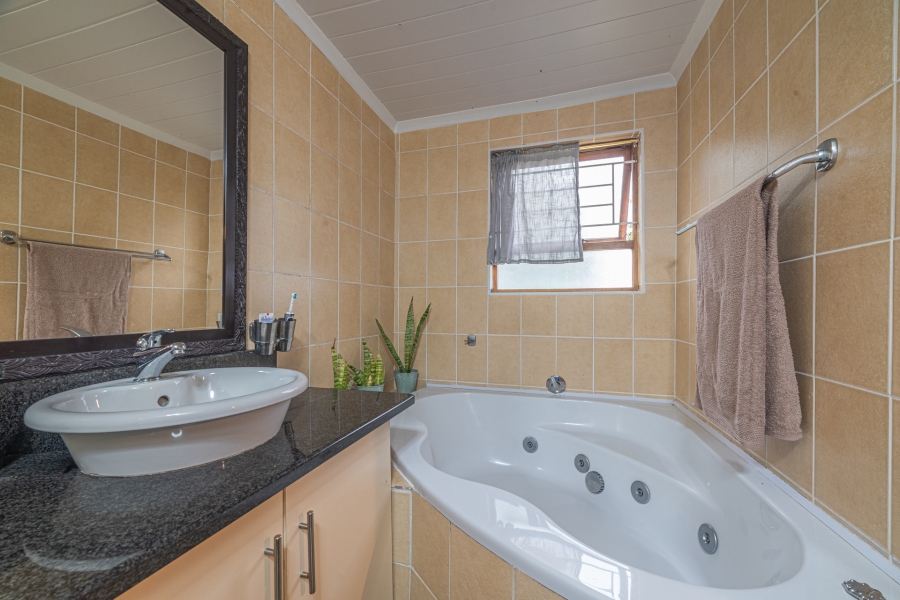 5 Bedroom Property for Sale in Fraaiuitsig Western Cape
